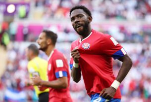 Keysher Fuller, da Costa Rica, comemora após marcar o primeiro gol de sua equipe durante a partida do Grupo E da Copa do Mundo da FIFA Qatar 2022 entre Japão e Costa Rica no Estádio Ahmad Bin Ali em 27 de novembro.