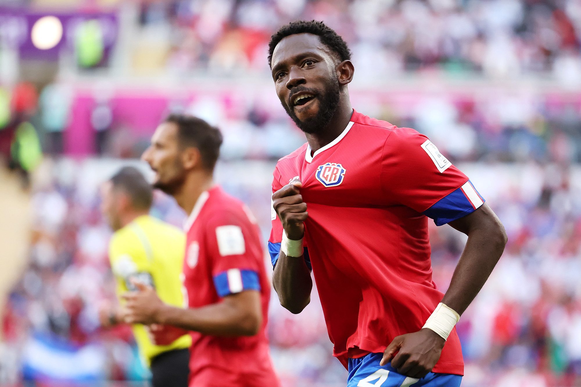 Keysher Fuller, da Costa Rica, comemora após marcar o primeiro gol de sua equipe durante a partida do Grupo E da Copa do Mundo da FIFA Qatar 2022 entre Japão e Costa Rica no Estádio Ahmad Bin Ali em 27 de novembro.