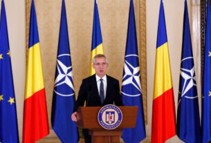 O secretário-geral da OTAN, Jens Stoltenberg, fala em uma coletiva de imprensa no final de uma reunião com o presidente romeno Klaus Iohannis no Palácio Presidencial Cotroceni em Bucareste, Romênia, em 28 de novembro.