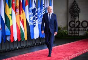 O presidente Joe Biden chega à cerimônia formal de boas-vindas para marcar o início da Cúpula do G20 em Bali, Indonésia, na terça-feira.