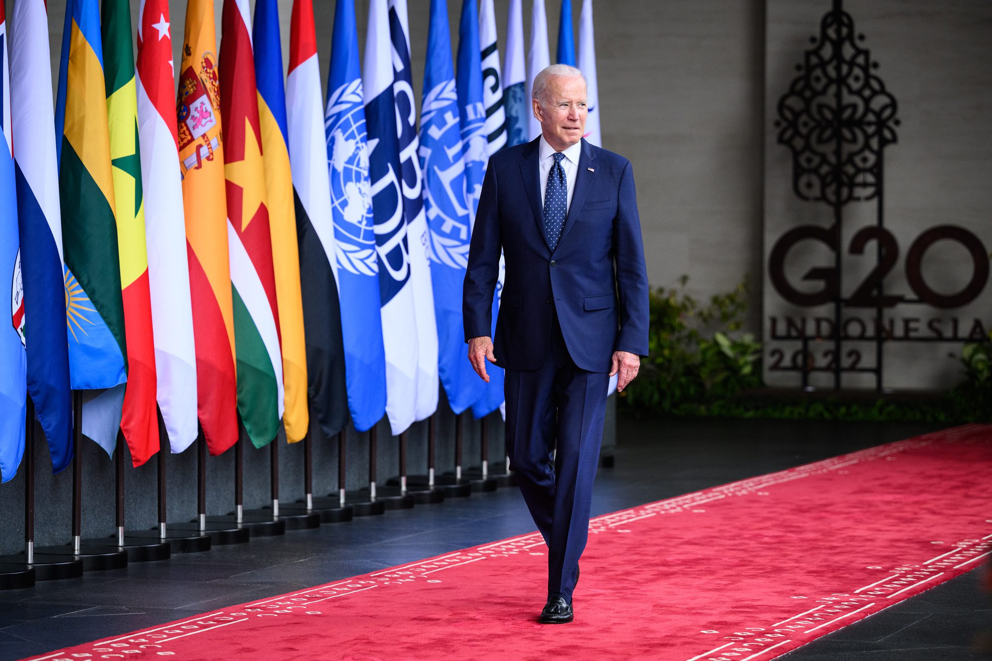 O presidente Joe Biden chega à cerimônia formal de boas-vindas para marcar o início da Cúpula do G20 em Bali, Indonésia, na terça-feira.