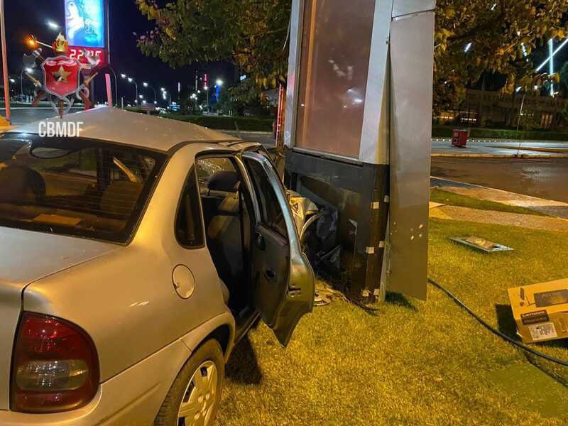 Carro batido em posta