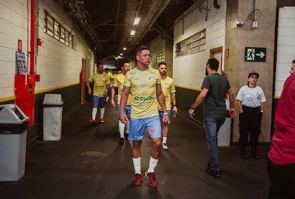 Jogadores entrando no Mané-Metrópoles