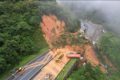 Imagem colorida mostra luzes de terra na rodovia do Paraná, com trabalho da Defesa Civil - metrópoles