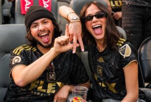 Foto colorida de Bruna Marquezine e Xolo Maridueña assistindo jogo e comemorando - Metrópoles