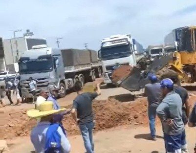 barreira feita por manifestantes em Rondônia - Metrópoles