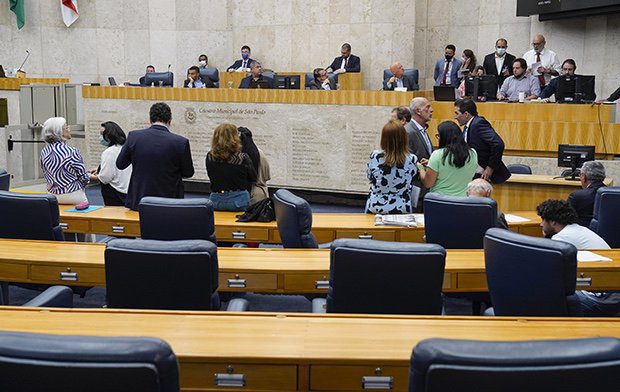 Movimentação de parlamentares no plenário da Câmara Municipal de São Paulo durante Sessão - Metrópoles