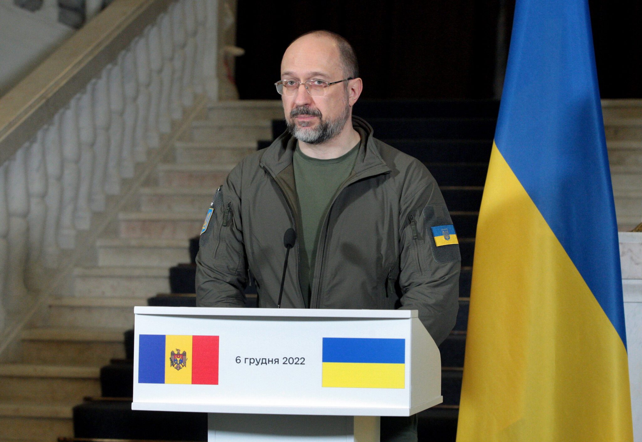 Denys Shmyhal participa de um briefing conjunto em Kyiv em 6 de dezembro.