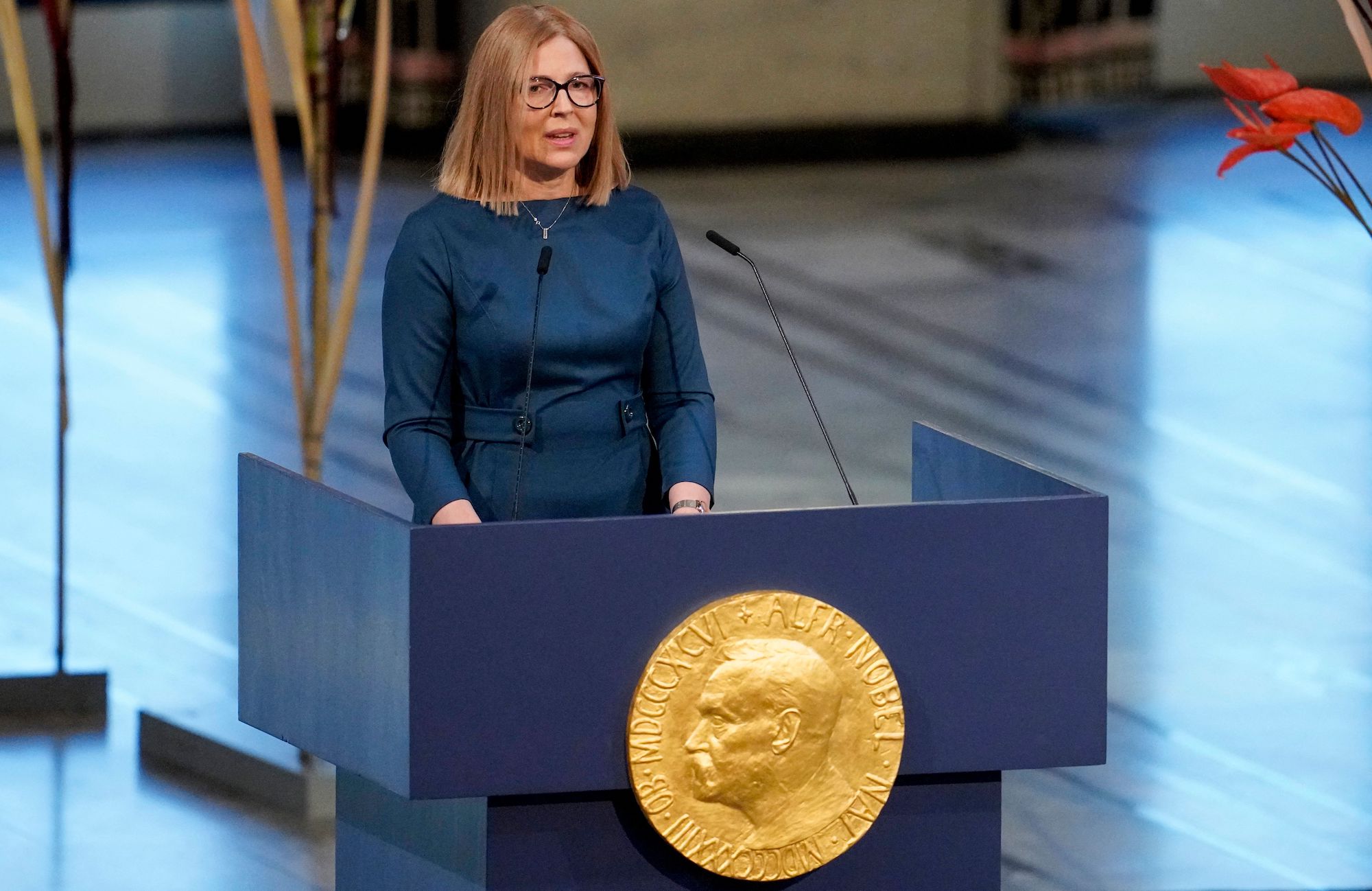 Natalia Pinchuk - em nome de seu marido, ganhador do Prêmio Nobel da Paz de 2022 e ativista bielorrusso preso Ales Bialiatski - faz um discurso durante a cerimônia de premiação do Prêmio Nobel da Paz de 2022 em Oslo, Noruega, na sexta-feira.