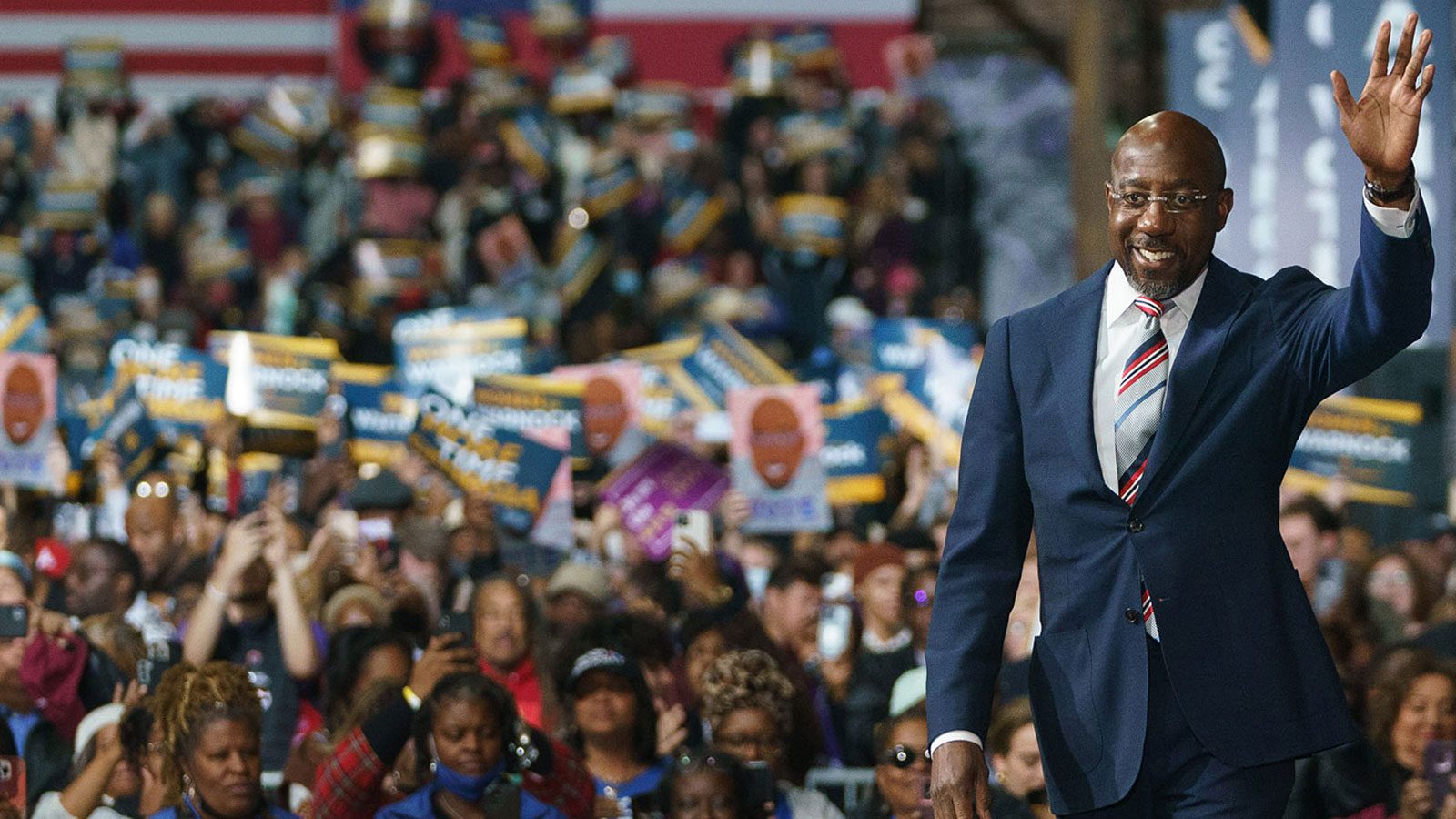 O senador norte-americano Raphael Warnock sobe ao palco durante um comício de campanha em Atlanta na quinta-feira.