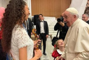 Na imagem, a violinista Mary Rodrigues com o Papa Francisco, ontem (18), em sua festa surpresa.