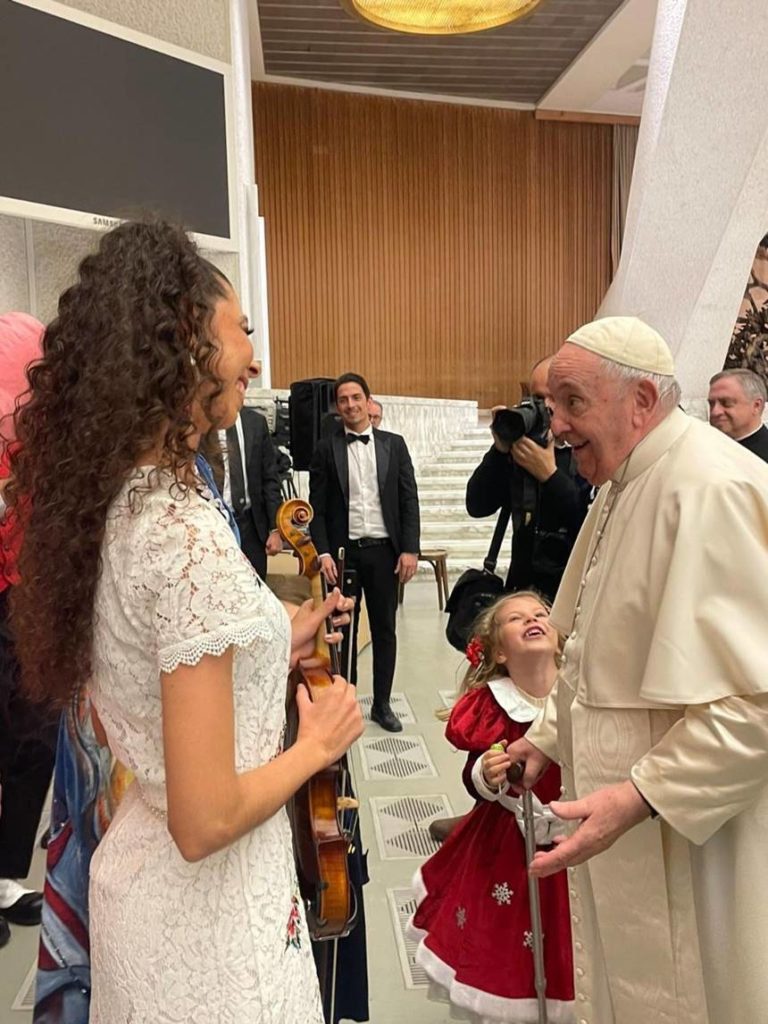 Na imagem, a violinista Mary Rodrigues com o Papa Francisco, ontem (18), em sua festa surpresa.