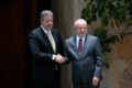 O presidente eleito Lula se encontra com Arthur Lira, presidente da Câmara dos Deputados, em sua residência oficial.  Na foto, ambos apertam as mãos e sorriem para as fotos - Metrópoles