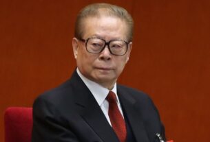 PEQUIM, CHINA - 08 DE NOVEMBRO: O ex-presidente chinês Jiang Zemin participa da sessão de abertura do 18º Congresso do Partido Comunista no Grande Salão do Povo em 8 de novembro de 2012 em Pequim, China.  O Congresso do Partido Comunista se reunirá de 8 a 14 de novembro e determinará os próximos líderes do partido.  (Foto de Feng Li/Getty Images)