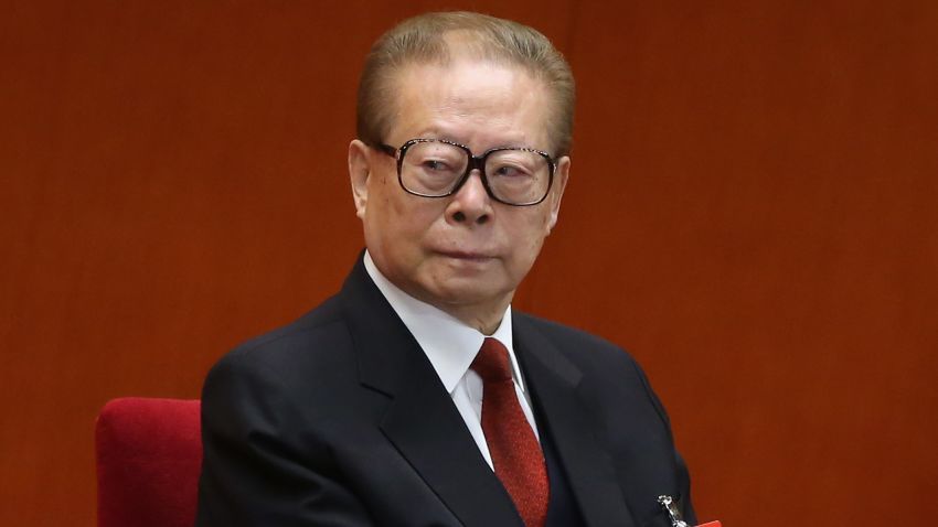 PEQUIM, CHINA - 08 DE NOVEMBRO: O ex-presidente chinês Jiang Zemin participa da sessão de abertura do 18º Congresso do Partido Comunista no Grande Salão do Povo em 8 de novembro de 2012 em Pequim, China.  O Congresso do Partido Comunista se reunirá de 8 a 14 de novembro e determinará os próximos líderes do partido.  (Foto de Feng Li/Getty Images)