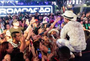 Foto colorida de Show de Zezé Di Camargo e Luciano em navio