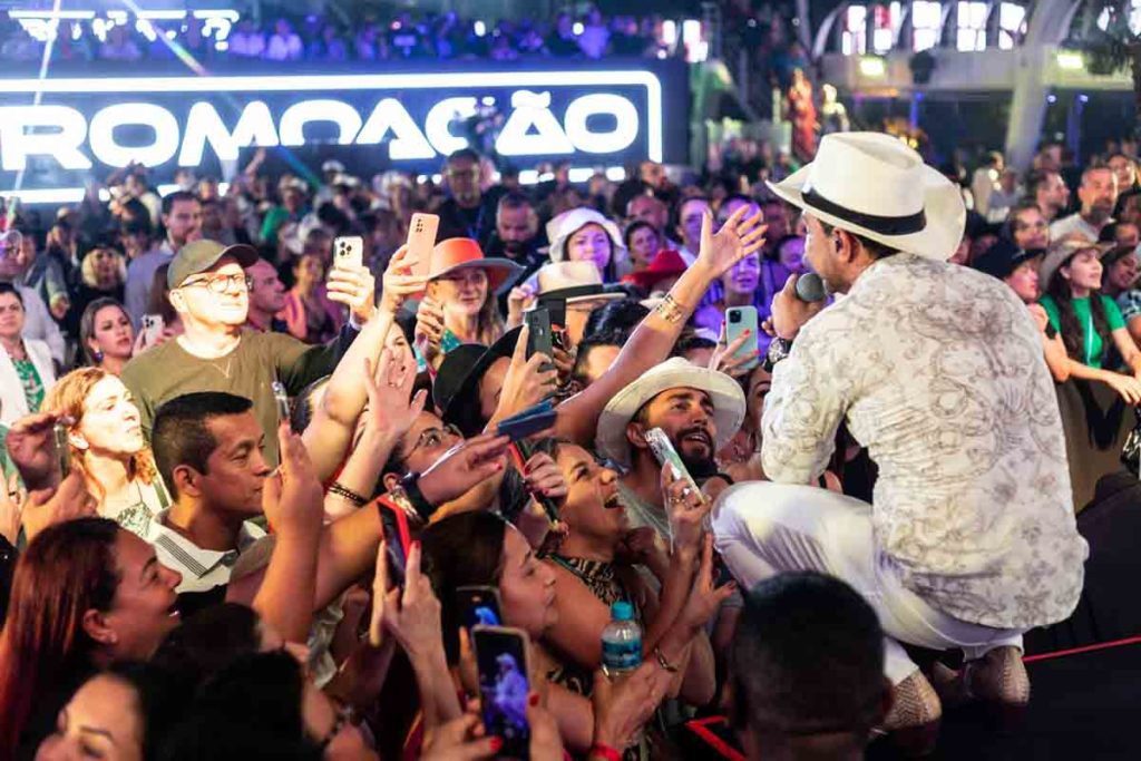 Foto colorida de Show de Zezé Di Camargo e Luciano em navio