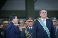 Bolsonaro olha para frente e o vice-presidente Mourão presta continência ao seu lado, de perfil, na cerimônia militar em comemoração ao Dia do Exército, marcando os 374 anos da instituição - Metrópoles