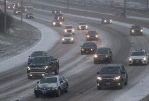 Os veículos se movem na 1-90 Kennedy Expressway durante a tempestade de inverno antes do feriado de Natal, em Chicago, em 22 de dezembro.