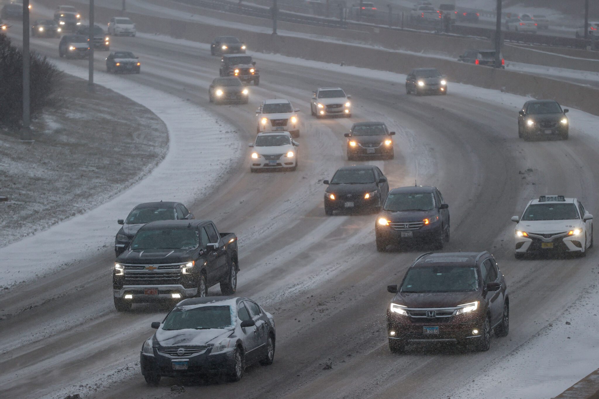 Os veículos se movem na 1-90 Kennedy Expressway durante a tempestade de inverno antes do feriado de Natal, em Chicago, em 22 de dezembro.