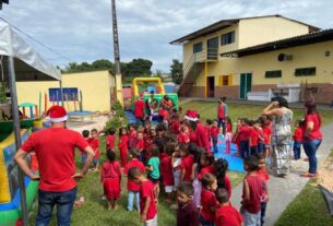 Crianças e adultos em ação de natal no Centro Social Comunitário Tia Angelina