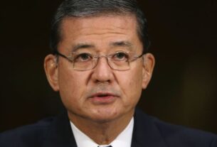 WASHINGTON, DC - 15 DE MAIO: O secretário de Assuntos dos Veteranos dos EUA, Eric Shinseki, testemunha perante o Comitê de Assuntos dos Veteranos do Senado sobre os tempos de espera que os veteranos enfrentam para obter cuidados médicos em 15 de maio de 2014 em Washington, DC.  A Legião Americana pediu na segunda-feira a renúncia de Shinseki em meio a relatos de antigos e atuais funcionários do VA de que até 40 pacientes podem ter morrido devido ao atraso no tratamento em um hospital da agência em Phoenix, Arizona.  (Foto de Chip Somodevilla/Getty Images)