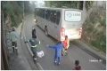 Foto colorida de civis atacando assaltante em Minas Gerais-Metrópoles