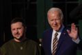 Foto colorida mostra Zelensky e Joe Biden