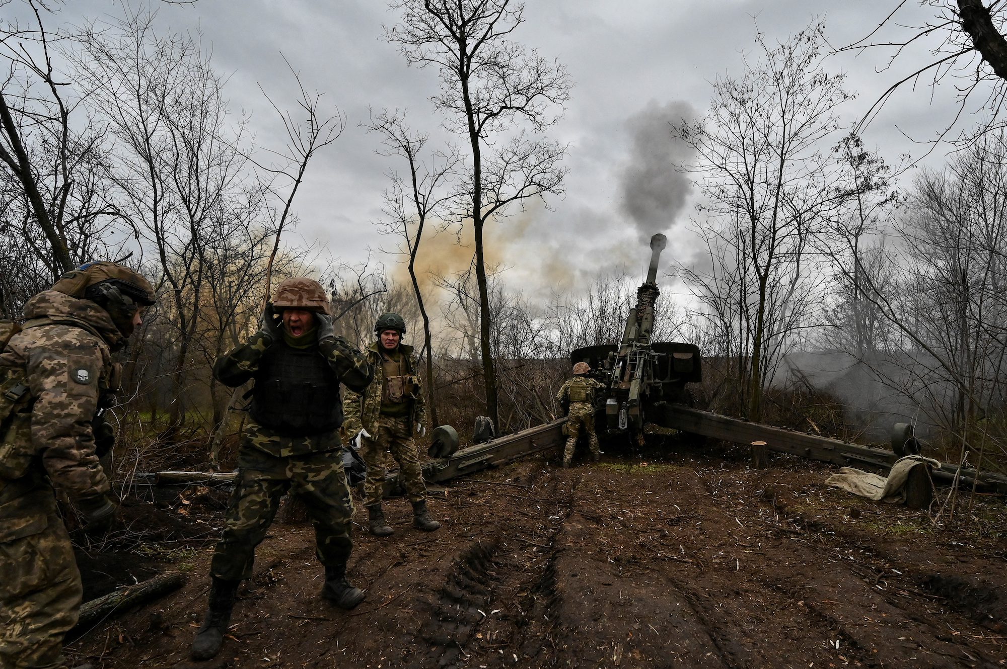 Militares ucranianos disparam um obus na linha de frente da região de Zaporizhzhia em 5 de janeiro.