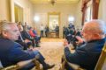 Presidentes Lula e Alberto Fernández, respectivamente do Brasil e da Argentina, conversam em reunião bilateral no salão da Casa Rosada, sede do governo argentino - Metrópoles