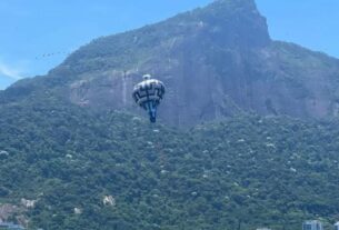 lagoa com morro atrás e balão voando - metrópoles