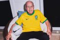 Zagallo com a nova camisa da Seleção