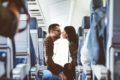 Casal se beijando no avião - Metrópoles