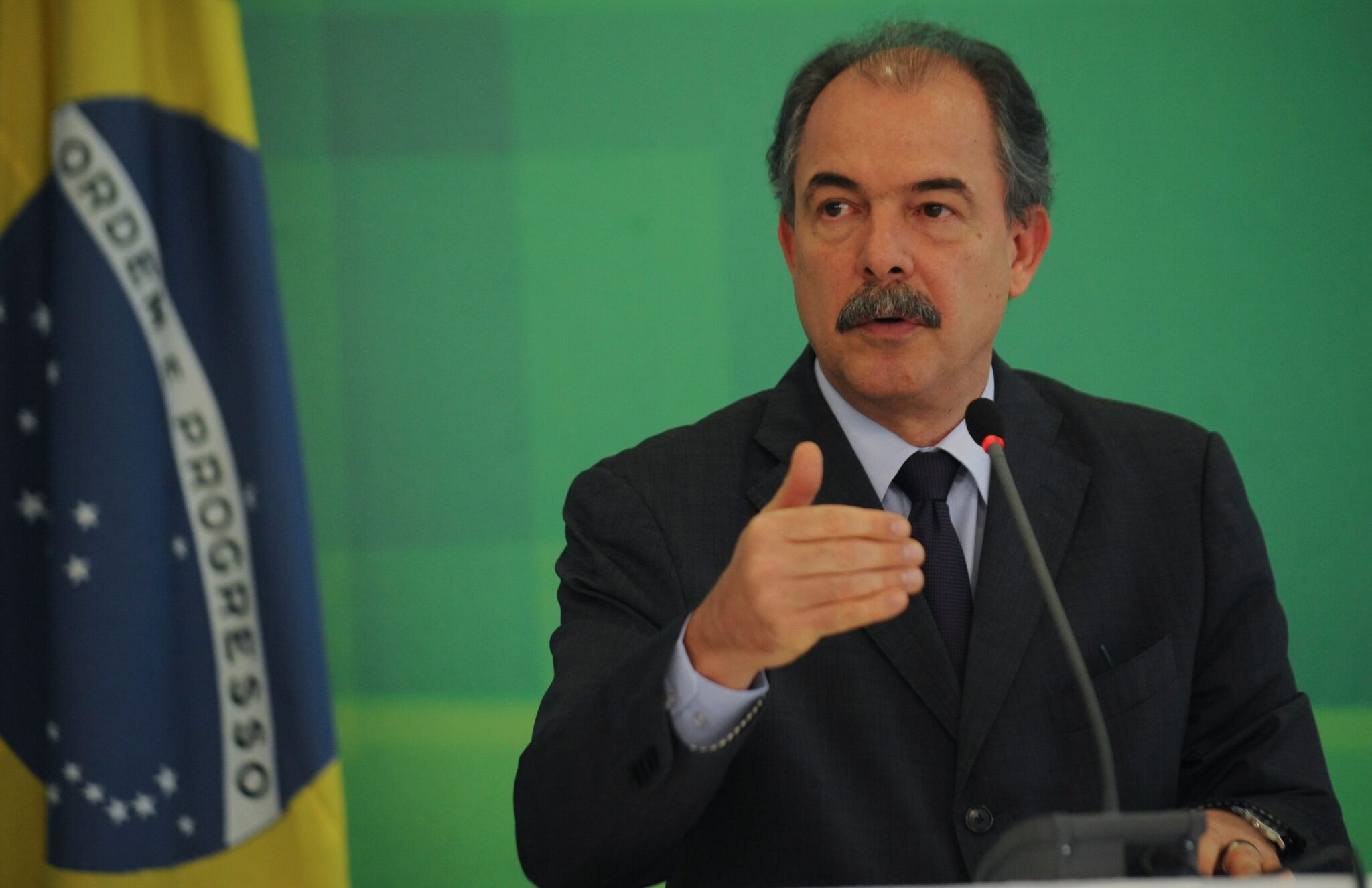 Foto colorida mostra Aloísio Mercadante (PT).  Ele está falando diante de um microfone e gesticulando com uma das mãos.  Mercadante é componente do Gabinete de Transição de Lula (PT) - Metrópoles