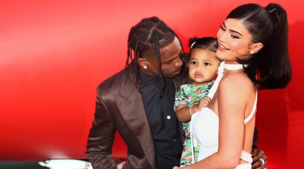 Kylie Jenner e Travis Scott são criticados após comprarem presente inusitado para a filha Stormi.  (Getty)