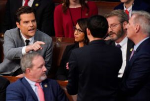 O deputado Matt Gaetz, à esquerda, fala com o deputado Kevin McCarthy, à direita, na Câmara na sexta-feira.