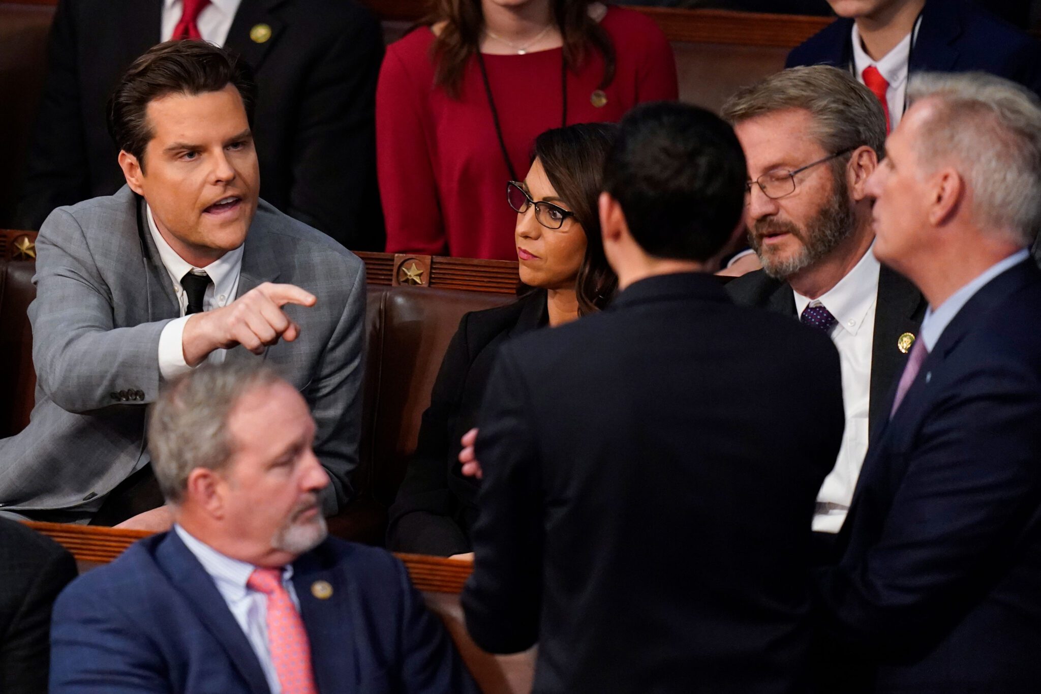 O deputado Matt Gaetz, à esquerda, fala com o deputado Kevin McCarthy, à direita, na Câmara na sexta-feira.