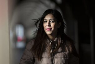 NEWCASTLE, REINO UNIDO - 11 DE FEVEREIRO: O árbitro de xadrez iraniano Shohreh Bayat posa para um retrato em Newcastle, Inglaterra, em 11 de fevereiro de 2020. A Sra. uma foto dela parecendo não usar um hijab circulou na mídia iraniana.  Comentários na imprensa e online a acusaram de desrespeitar a lei iraniana, que exige que as mulheres usem lenço na cabeça ao aparecer em público.  Ao ver essa resposta, a Sra. Bayat rapidamente ficou com medo de retornar ao seu país, com medo de ser presa.  Ela agora está com amigos no Reino Unido, onde diz estar considerando suas opções, sem saber o que o futuro reserva.  (Foto de Hollie Adams/Getty Images)