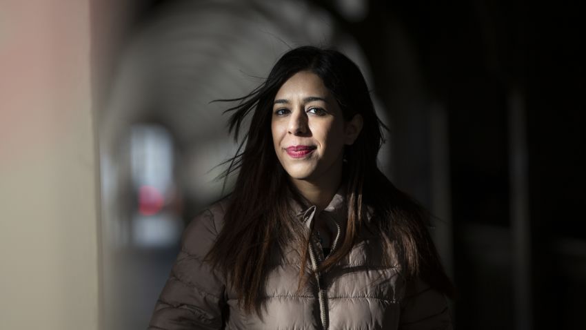 NEWCASTLE, REINO UNIDO - 11 DE FEVEREIRO: O árbitro de xadrez iraniano Shohreh Bayat posa para um retrato em Newcastle, Inglaterra, em 11 de fevereiro de 2020. A Sra. uma foto dela parecendo não usar um hijab circulou na mídia iraniana.  Comentários na imprensa e online a acusaram de desrespeitar a lei iraniana, que exige que as mulheres usem lenço na cabeça ao aparecer em público.  Ao ver essa resposta, a Sra. Bayat rapidamente ficou com medo de retornar ao seu país, com medo de ser presa.  Ela agora está com amigos no Reino Unido, onde diz estar considerando suas opções, sem saber o que o futuro reserva.  (Foto de Hollie Adams/Getty Images)