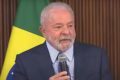 Presidente Lula fala a governadores em encontro no Palácio do Planalto.  Ele seguro microfone, diante de bandeira do Brasil - Metrópoles