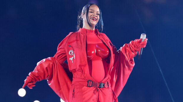 Rihanna anunciou uma gravidez durante o Super Bowl.  (Foto: Getty)