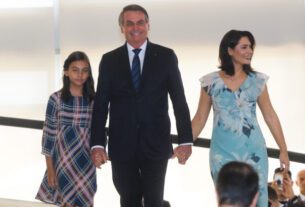 Cartões de vacina da família Bolsonaro tendo sido adulterados.  (Foto: Wilson Dias/Agência Brasil)